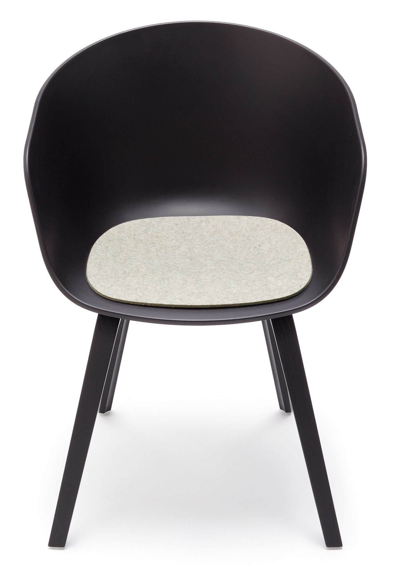 Schwarzer About A Chair Stuhl mit grauer Filz Sitzauflage für mehr Komfort.